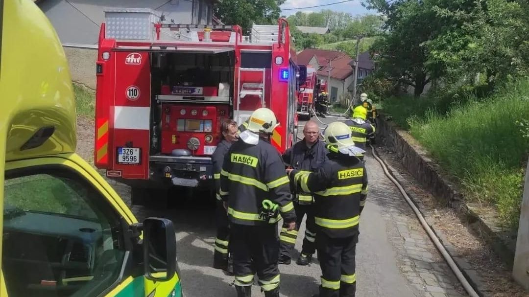 Při požáru domu na Kroměřížsku byl zraněn jeden člověk